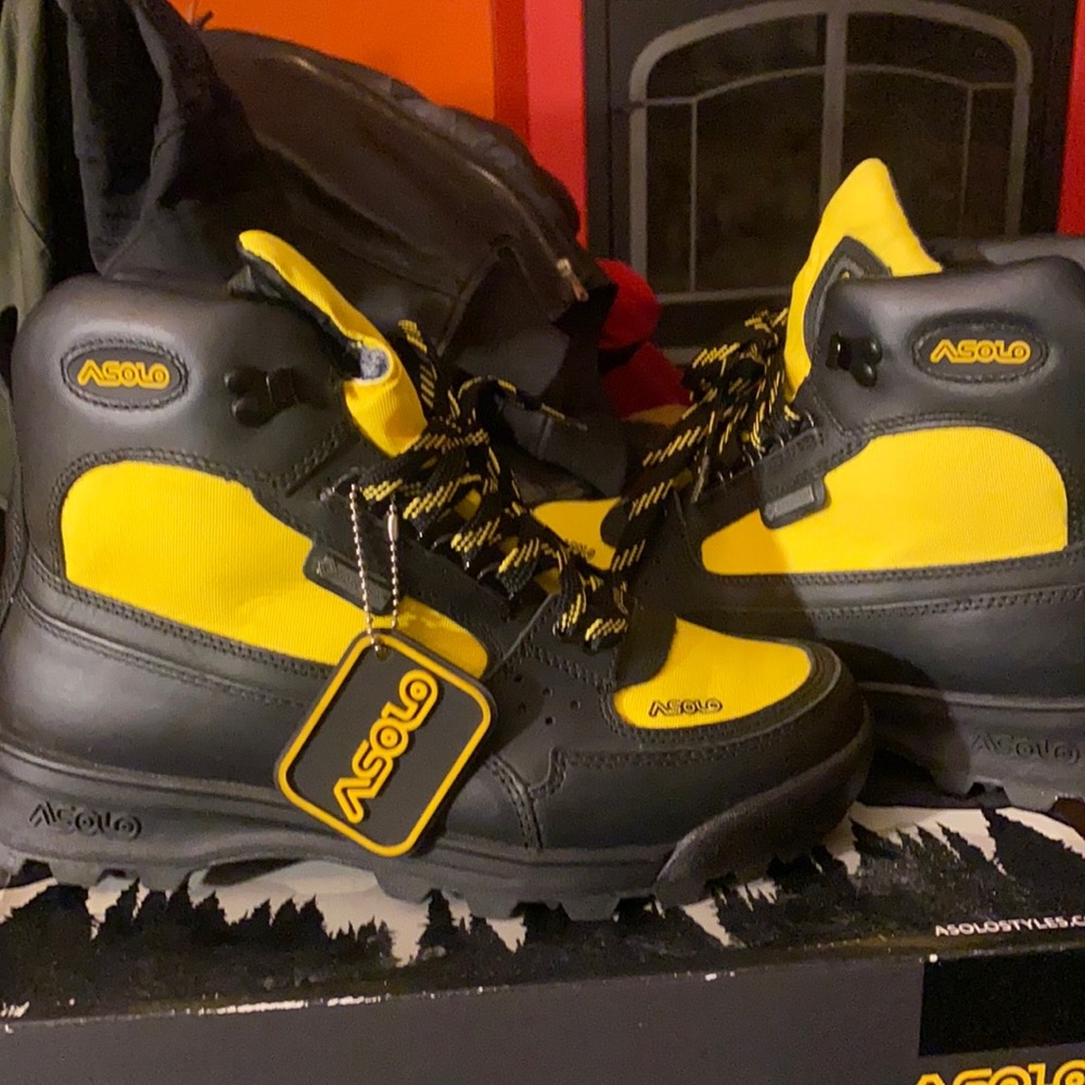 Brand new boots never worn black n yellow asolo boots